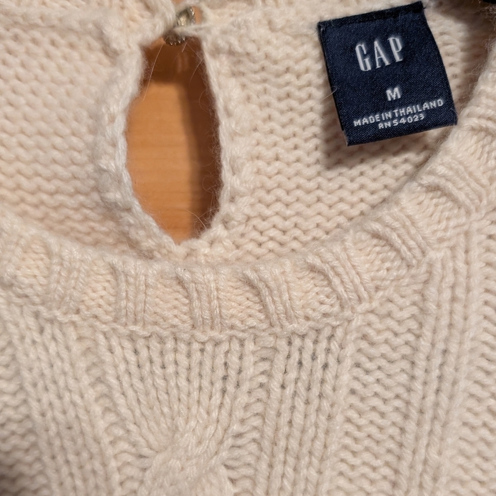GAP Ivory Cable Knit Pullover, Cute Detail. Medium - Picture 2 of 3